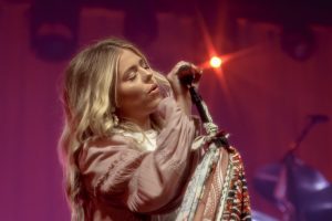 11 Anne Wilson VA Beach 10-7-2023 by Annette Holloway for CCM Mag-9018